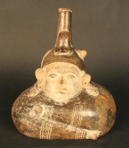 Botella silbato antropomorfa