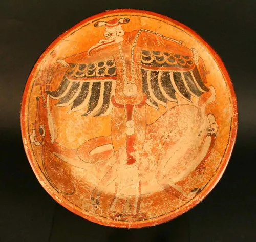 Plato trípode con representación pictórica