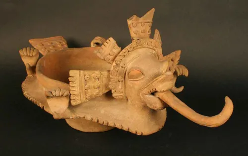 Plato con pedestal: representación draconiana