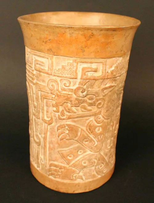 Vaso con representación en relieve