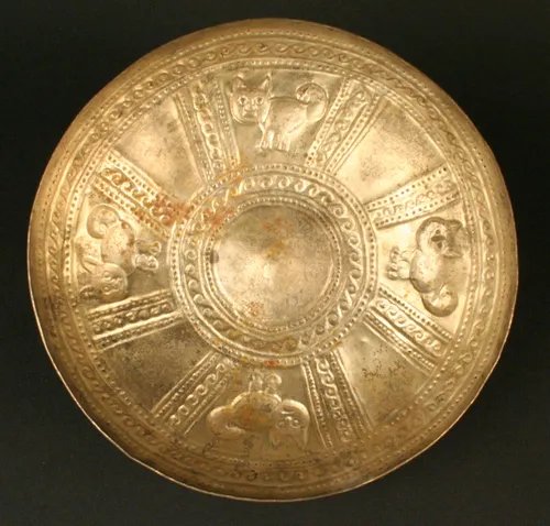 Escudilla con figuras zoomorfas en relieve