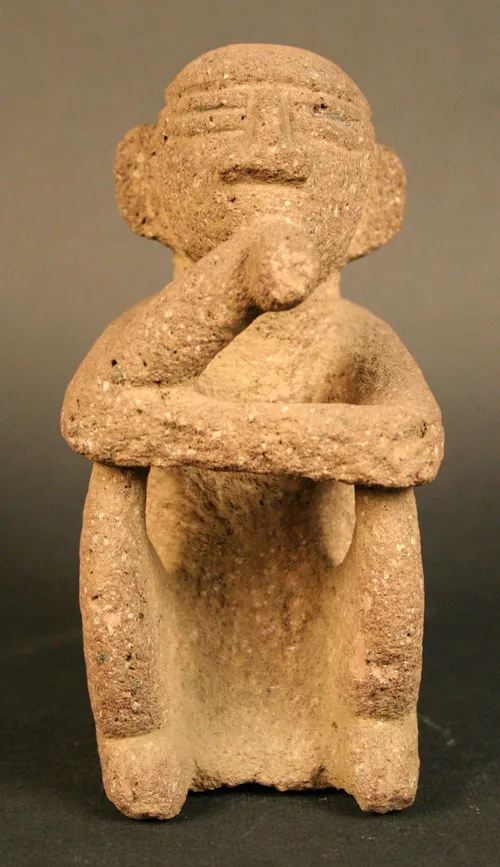 Figura antropomorfa masculina sedente: sukie
