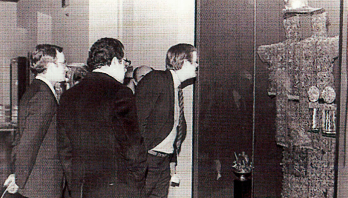 El traje ceremonial en la exposición “Trajes y Joyas del Antiguo Perú”, en el Museo Chileno de Arte Precolombino,1984