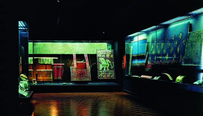 El traje ceremonial Chimú en la Sala Textil del Museo Chileno de Arte Precolombino, en 1993