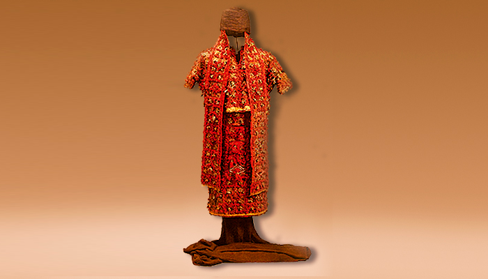Instalación del traje para tomas fotográficas del libro “Arte mayor de los Andes”, 1989, Museo Chileno de Arte Precolombino