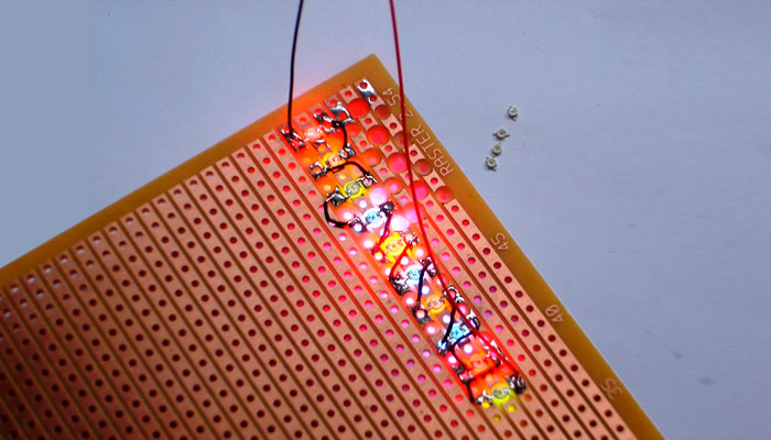 Maqueta de circuitos en la que se dispusieron LED de distintas series para probar mezclas de color