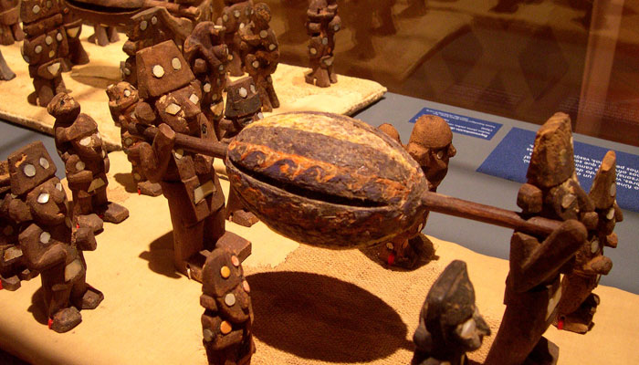 Representación de cortejos funerarios. Madera, plumas, piedras, concha y fibra de algodón. Colección Proyecto Arqueológico Huacas de la Luna y del Sol, Trujillo, Perú.