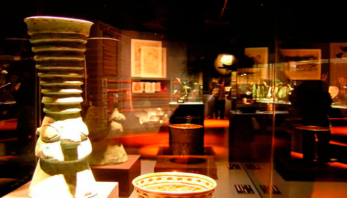 Vistas de las vitrinas de la exposición