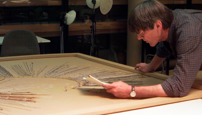 Dr. Gary Urton, estudiando el <em>quipu</em>N°0780 del Museo Chileno de Arte Precolombino.