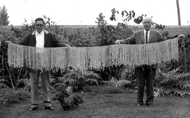 Los arqueólogos Percy Dauelsberg y Junius Bird, sosteniendo uno de los dos más grandes <em>quipus</em> hallados en el sector de Mollepampa, Arica. El otro ejemplar corresponde al <em>quipu</em> del Museo Chileno de Arte Precolombino Nº 0780. Fotografía, gentileza Familia Dauelsberg.