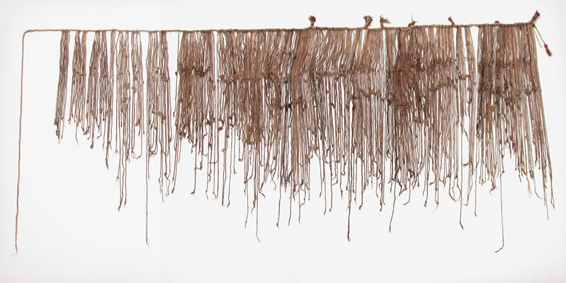 Uno de los 32 <em>quipu.</em> de las tumbas de Laguna de los Cóndores. Fibra de camélido. Colección Museo de Leymebamba del Perú, CMA 0847A. Fotografía, Yutaka Yochii.