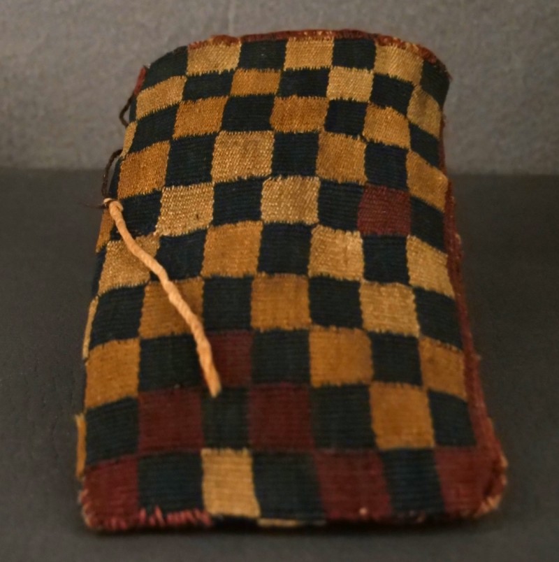 Toqapu ‘ajedrezado’ que representa al usado por el ejército inkaico. Bolsa (wayaja), textil. Inka-Tarapacá, norte de Chile, 1400-1532 d.C. Colección Museo Chileno de Arte Precolombino, 2736 (202 x 107 mm).