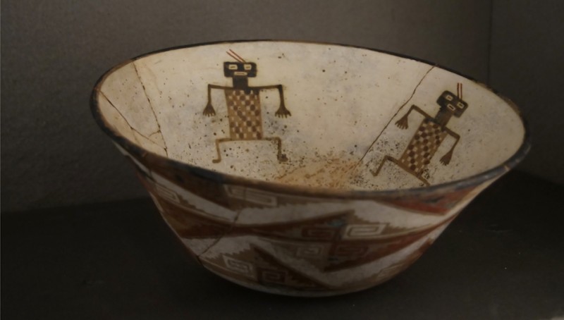 Personajes con túnicas de toqapus ‘ajedrezados’. Fuente de cerámica. Diaguita-Imperio Inka, Norte de Chile, 1400-1532 d.C. Colección Museo Arqueológico de La Serena, Chile (200 x 250 mm).