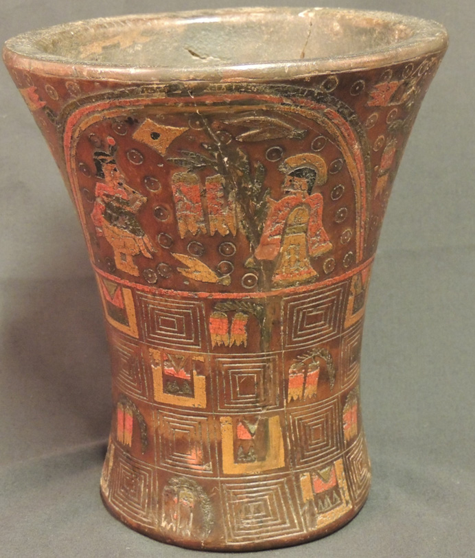 Purum Pacha, tiempos del Inka. Vaso-quero, madera policromada. Andes centrales del Perú, Período Colonial, Siglos XVI-XVIII. Colección Museo Chileno de Arte Precolombino, 0339 (182 x 158 mm).