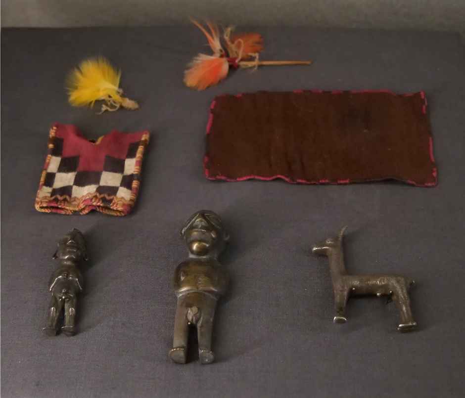 Miniatura de túnica (unku) con toqapu ‘ajedrezado’ en conjunto de ofrenda ritual. Textil, plata, plumas. Imperio Inka, Andes Centrales del Perú 1400-1532 d.C. Colección Museo de Colchagua, PE-MCOL 09 (110 mm, alto).