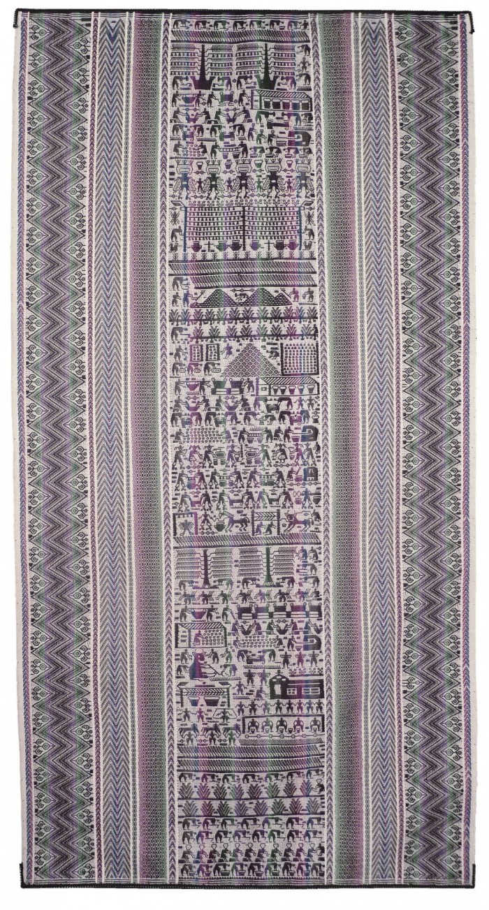 Textil ‘calendario’ que muestra diversas actividades según la estación del año. Vestido (axsu), textil. Tarabuco, Chuquisaca, Bolivia (actual). Colección Museo Chileno de Arte Precolombino, 3945 (1270 x 630 mm).