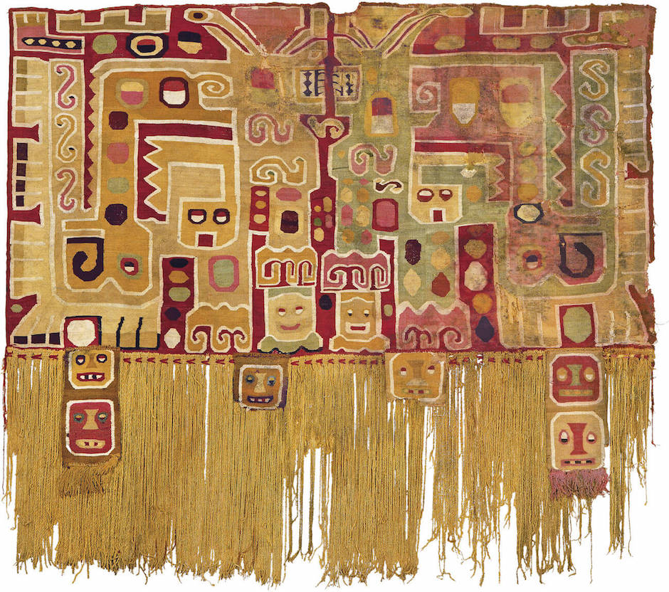 Felinos alados, acompañados de aves y peces. Túnica (unku), textil Wari, costa sur del Perú 550-950 d.C. / Colección Museo Chileno de Arte Precolombino, 0940 (950 mm x 530 mm)