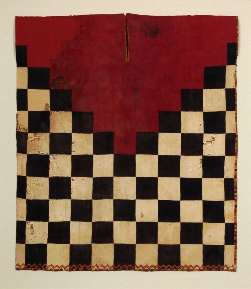 Toqapu ‘ajedrezado’ en túnica utilizada por el ejército inka. Tejido de tapicería, fibra de camélido. Imperio Inka, Andes Centrales del Perú, 1400-1532 d.C. Colección MNAAHP-Ministerio de Cultura de Perú, RT-002377 (860 x 740 mm).