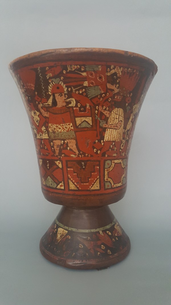 La guerra contra pueblos selváticos (Antis). Vaso quero de madera policromado. Colonial, Perú, Siglos XVI-XVIII. Colección particular, PE-PLE 03 (213 x 170 mm).