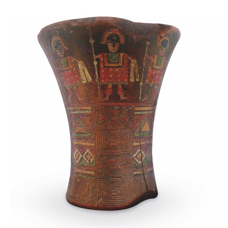 Purum Pacha, tiempos del Inka. Vaso-quero, madera policromada, Andes Centrales del Perú. Período Colonial, Siglos XVI-XVIII. Colección particular, PE-PLE 02 (185 x 160 mm).