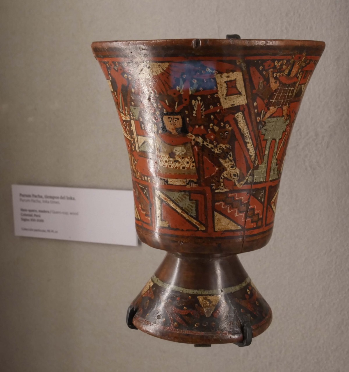 Purum Pacha, tiempos del Inka. Vaso-quero, madera policromada, Andes Centrales del Perú. Período Colonial, Siglos XVI-XVIII. Colección Particular, PE-PLE 01 (217 x 172 mm).