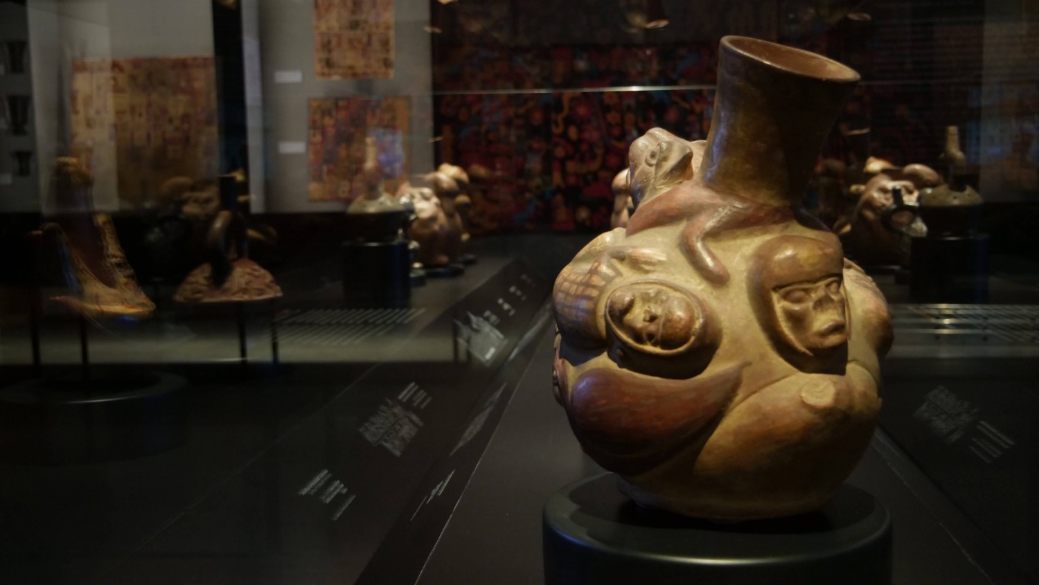 El mundo de los muertos: hombres, esqueletos, lagartos y felinos. Botella de cerámica. Moche, costa centro norte del Perú, 1-700 d.C. / Colección Museo Chileno de Arte Precolombino, 3380 (295 x 200 mm).