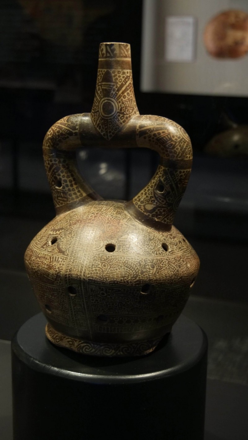 Escena de entierro de un gobernante. Botella de cerámica. Moche, costa centro norte del Perú, 400- 600 d.C./ Colección Museo Chileno de Arte Precolombino, 2918 (225 x 133 mm).