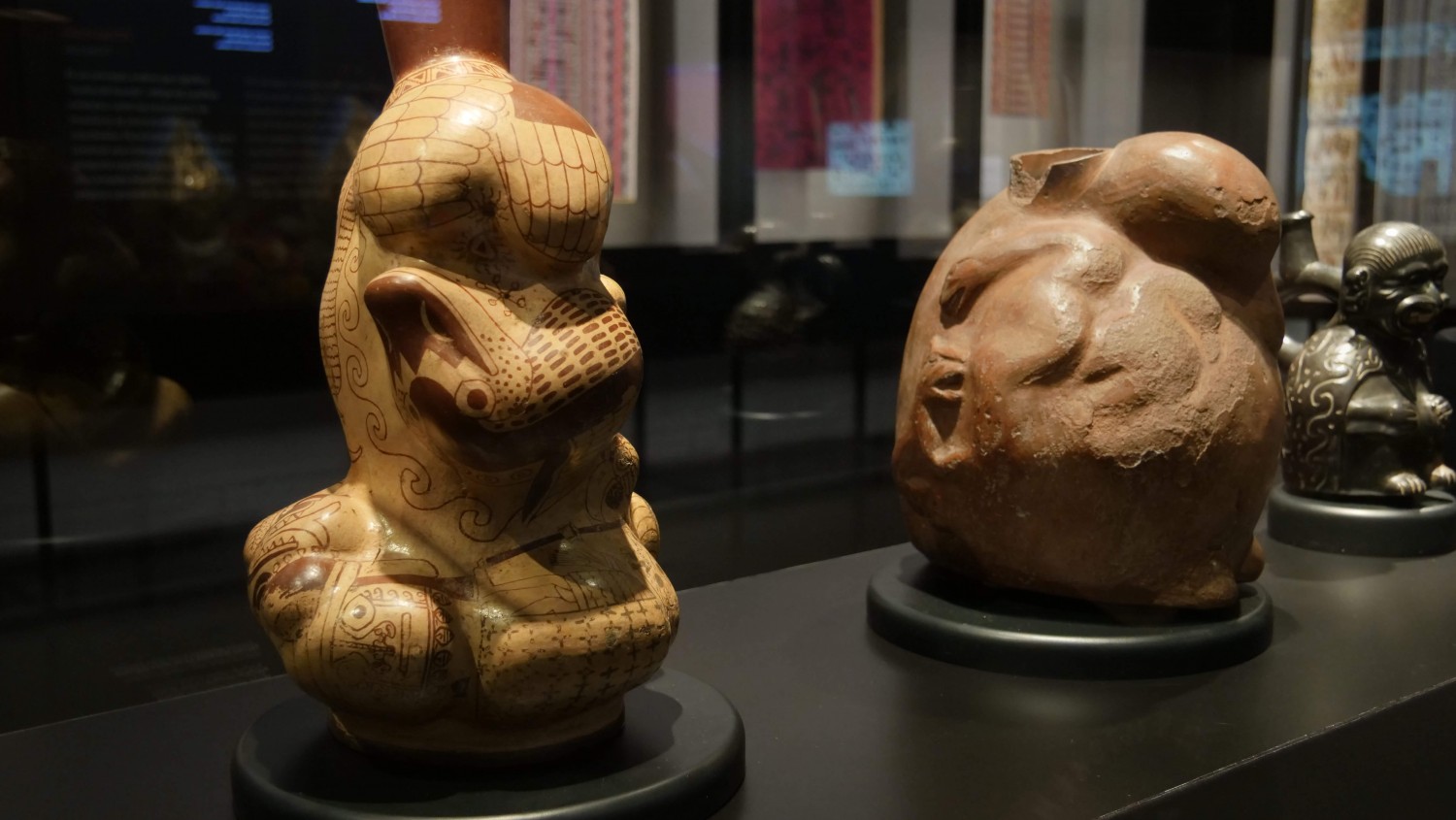 (1) Escena mitológica con seres marinos. Botella de cerámica. Moche, costa centro norte del Perú, 1-700 d.C. / Colección Museo Chileno de Arte Precolombino, 0313 (349 x 125 mm). (2) Escena con ave y lobo marino, felino y serpiente. Botella de cerámica. Moche, costa centro norte del Perú, 1-700 d.C. Colección Museo Chileno de Arte Precolombino, 3594 (260 x 192 mm)