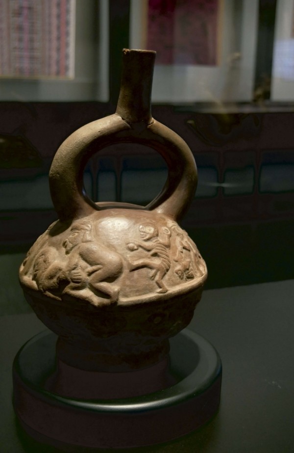 El mundo de los vivos y el mundo de los muertos. Botella de cerámica. Moche, costa centro norte del Perú, 1-700 d.C. / Colección Museo Colchagua, PE-MCOL 01 (250 x 130 mm).