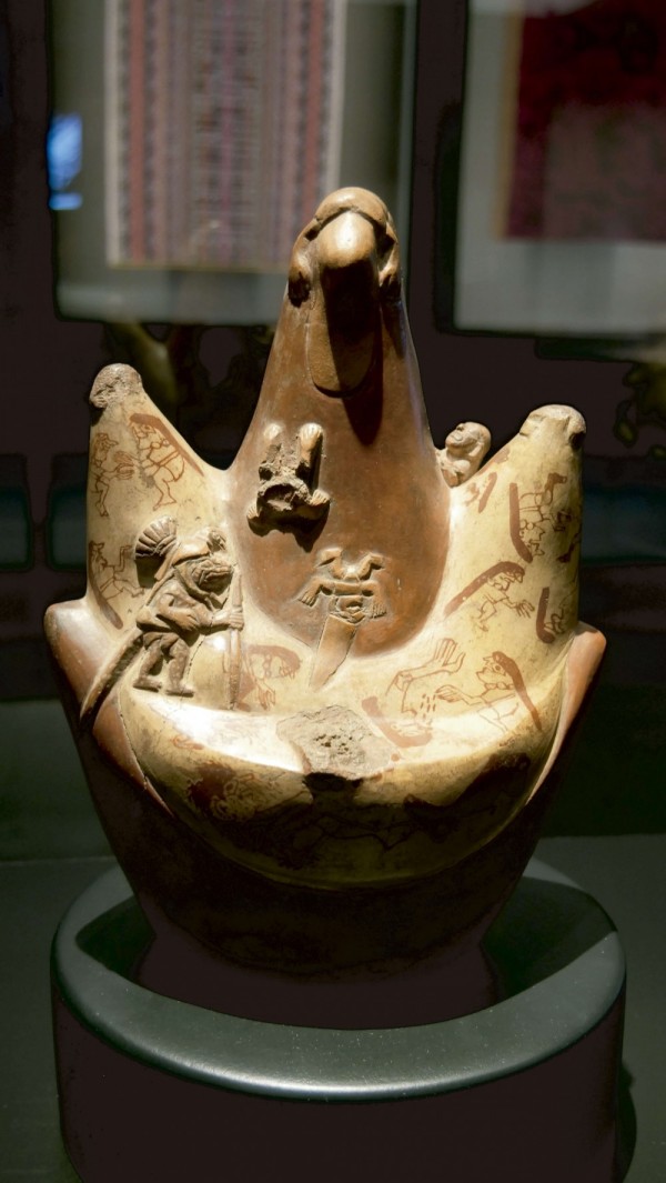 Escena de la ‘Montaña de los Sacrificios’. Botella de cerámica. Moche, costa centro norte del Perú, 1-700 d.C. / Colección Museo Chileno de Arte Precolombino, 3377 (234 x 176 mm).