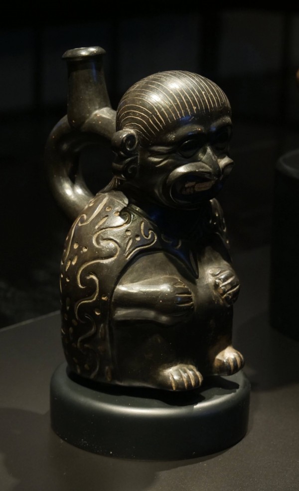 Ancestro ‘Cara Arrugada’. Botella de cerámica. Moche, costa centro norte del Perú 1-700 d.C. / Colección Museo Chileno de Arte Precolombino, 0456 (190 x 115 mm).
