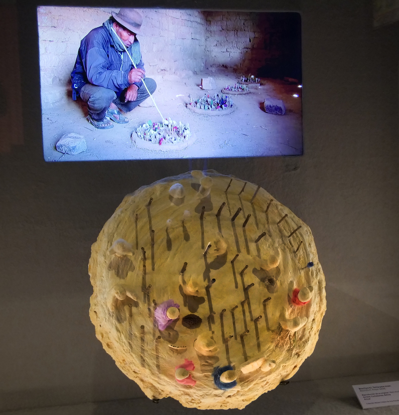 Rezolipichi: Tabla para rezar. Reproducción de un original. Aymara, Cochabamba, Bolivia. Actual. Colección Museo Chileno de Arte Precolombino (500 mm, diámetro).