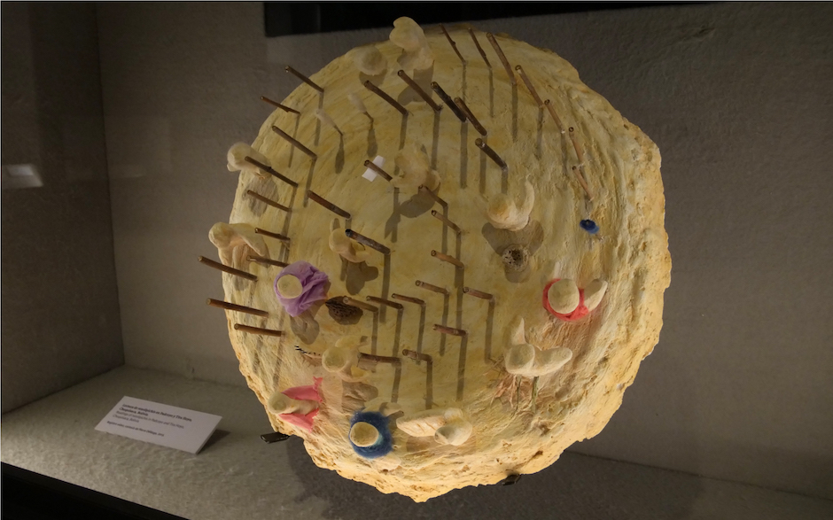 Rezolipichi: Tabla para rezar. Reproducción de un original. Aymara, Cochabamba, Bolivia. Actual. Colección Museo Chileno de Arte Precolombino (500 mm, diámetro).