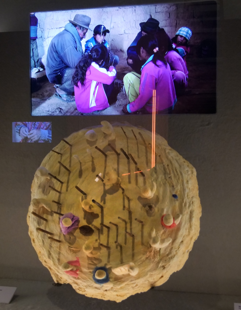 Rezolipichi: Tabla para rezar. Reproducción de un original. Aymara, Cochabamba, Bolivia. Actual. Colección Museo Chileno de Arte Precolombino (500 mm, diámetro).