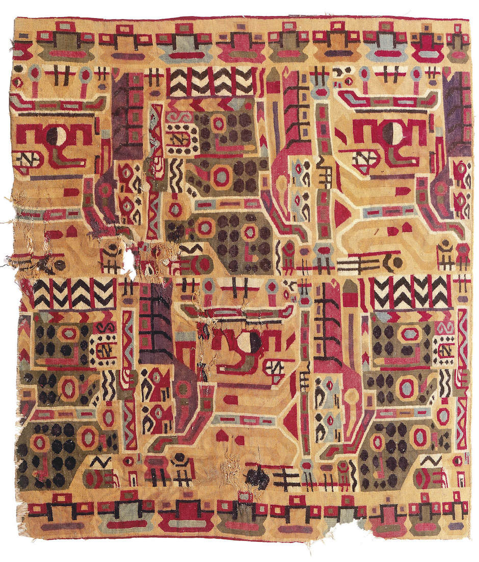 Ser con atributos de humano, felino y ave, portando báculos. Fragmento de túnica (unku), textil. Wari-Tiwanaku, costa centro sur del Perú, 550-950 d.C. Colección Museo Chileno de Arte Precolombino, 3431 (540 x 465 mm).