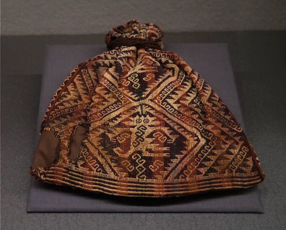 Al centro de la bolsa, ser con atributos de humano y animal. Bolsa (wayaja), textil Arica (Fase San Miguel), norte de Chile 1000-1300 d.C. / Colección Museo Chileno de Arte Precolombino /DSCY 1489 (180 x 195 mm).