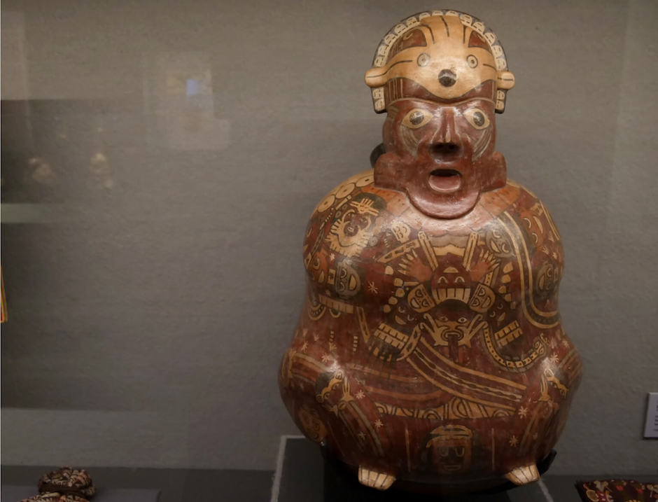 Ser humano acompañado de serpientes, monos, aves y vegetales. Botellón, cerámica Nasca, costa sur del Perú, 100-300 d.C. / Colección particular, PE-SAL 01 ((480 x 290 mm).