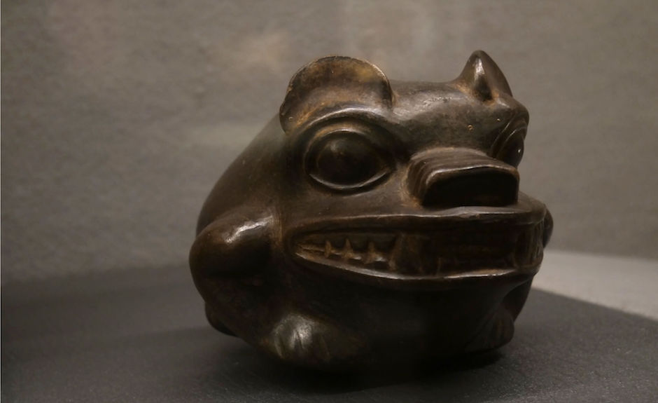 Batracio con atributos de felino. Recipiente de cerámica. Chavín, sierra central del Perú, 1000- 400 a.C / Colección Museo Chileno de Arte Precolombino, 2112 (alto, 115 mm).
