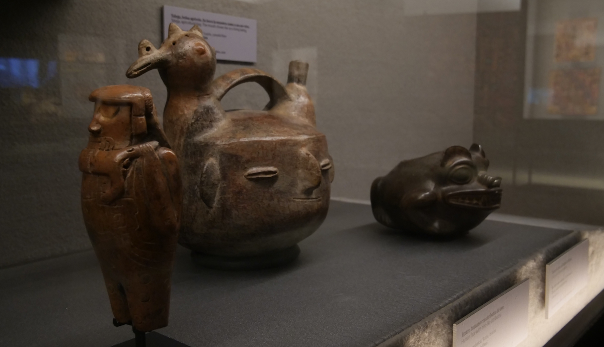 (1) Ser de dos caras: vivo y muerto. Cerámica. Chavín, sierra centro norte del Perú, 900- 400 d.C. Colección Museo Chileno de Arte Precolombino, 0185 (155 x 85 mm). (2) Rostro humano con atributos de ave. Botella de cerámica. Vicús, costa norte del Perú, 400 a.C.-500 d.C. Colección Museo Chileno de Arte Precolombino, 0230 (238 x 234 mm).