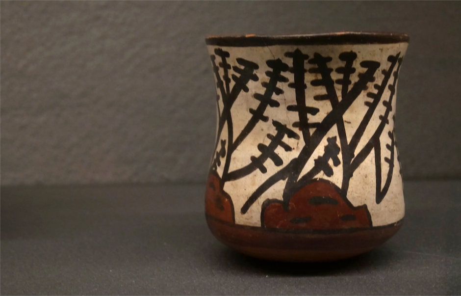 Cabezas cortadas en forma de tubérculos germinando. Vaso de cerámica. Nasca, costa sur del Perú, 400-700 d.C / Colección Museo Colchagua, PE-MCOL 02 (180 x 120 mm).