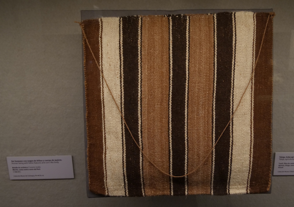 Talega o bolsa de uso agrícola. Su boca la muestra como un ser vivo. Textil. Aymara, Isluga, norte de Chile (actual). Colección Museo Chileno de Arte Precolombino, 2252 (333 x 325 mm).