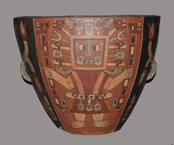 Doblete en una tinaja de cerámica Wari. Sierra Central del Perú, 600-950 d.C. Wari, sierra central del Perú 600-950 d.C. Colección Museo Nacional de Arqueología, Antropología e Historia del Perú-Ministerio de Cultura de Perú, C-034748 (735 x 435 mm).