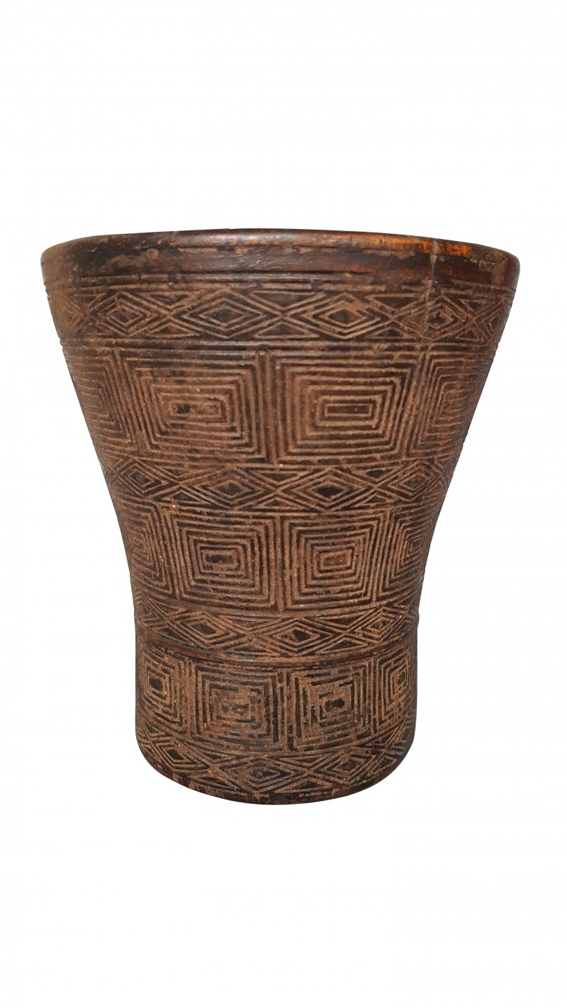 Toqapu tampu toqo. Cuadrado concéntrico que representa el origen de los inkas. Vaso quero de madera. Imperio Inka, Andes Centrales del Perú, 1400-1532 d.C. Colección particular, PE-FS 03 (176 x 146 mm).