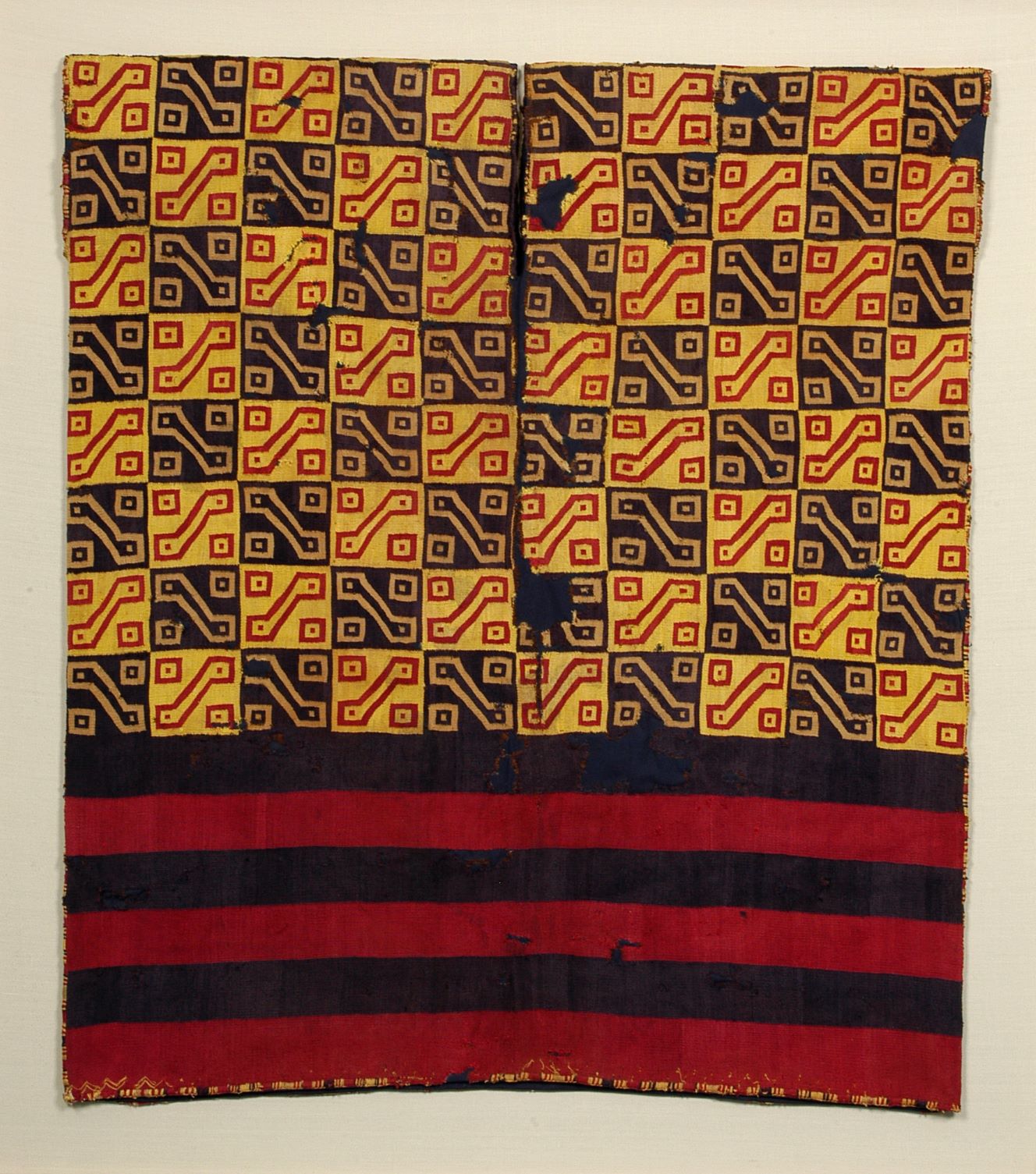 Representación de toqapu ‘llave’. Túnica (unku), textil. Imperio Inka, Andes Centrales del Perú, 1400-1532 d.C. Colección Museo Nacional de Arqueología, Antropología e Historia del Perú-Ministerio de Cultura de Perú, RT-022053 (900 x 790 mm).