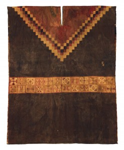 Banda decorada con toqapus en túnica-unku. Textil. Imperio Inka o Colonial Temprano, Andes Centrales del Perú Siglos XV-XVI Colección particular, PE-FSOZ 02 (800 x 600 mm).