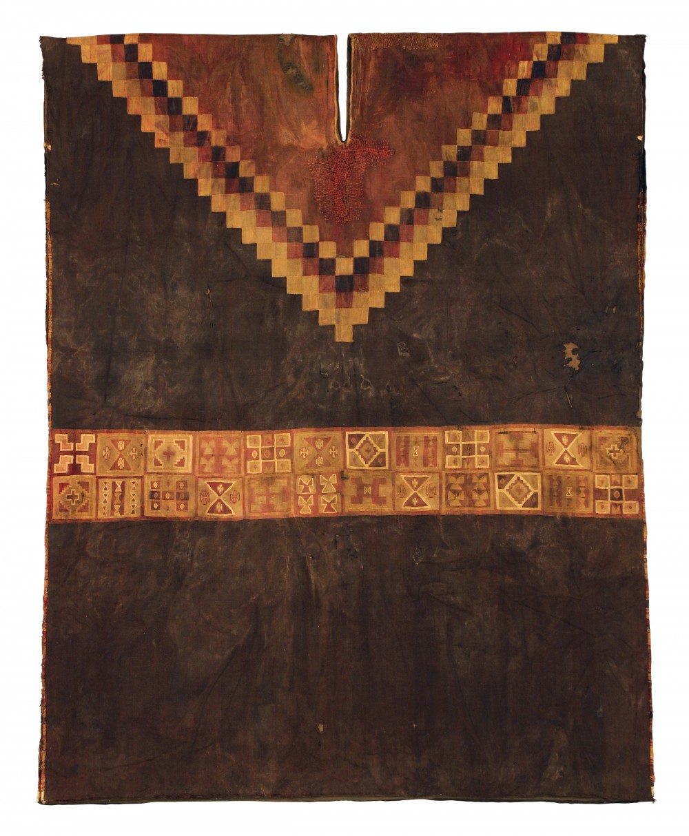 Tunica-unku textil con banda decorada con varios tipos de toqapus. Imperio Inka o Colonial Temprano, Andes Centrales del Perú, siglos XV-XVI. Colección particular, PE-FS02 (800 x 600 mm).
