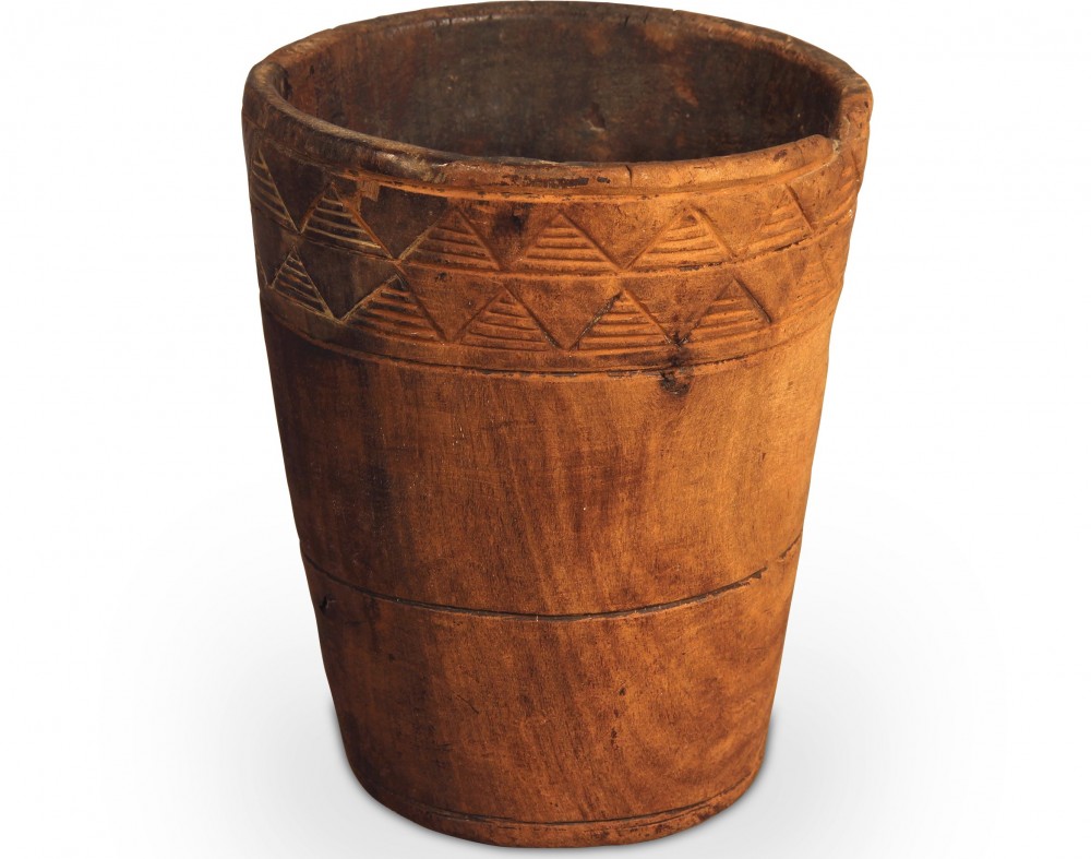 Diseño en bandas horizontales en un vaso-quero. La del medio es pampa, espacio de mediación entre la cultura y la naturaleza. Madera. Inka (Arica), norte de Chile, 1400-1532 d.C. Colección particular LEN-4 (120 x 95 mm).