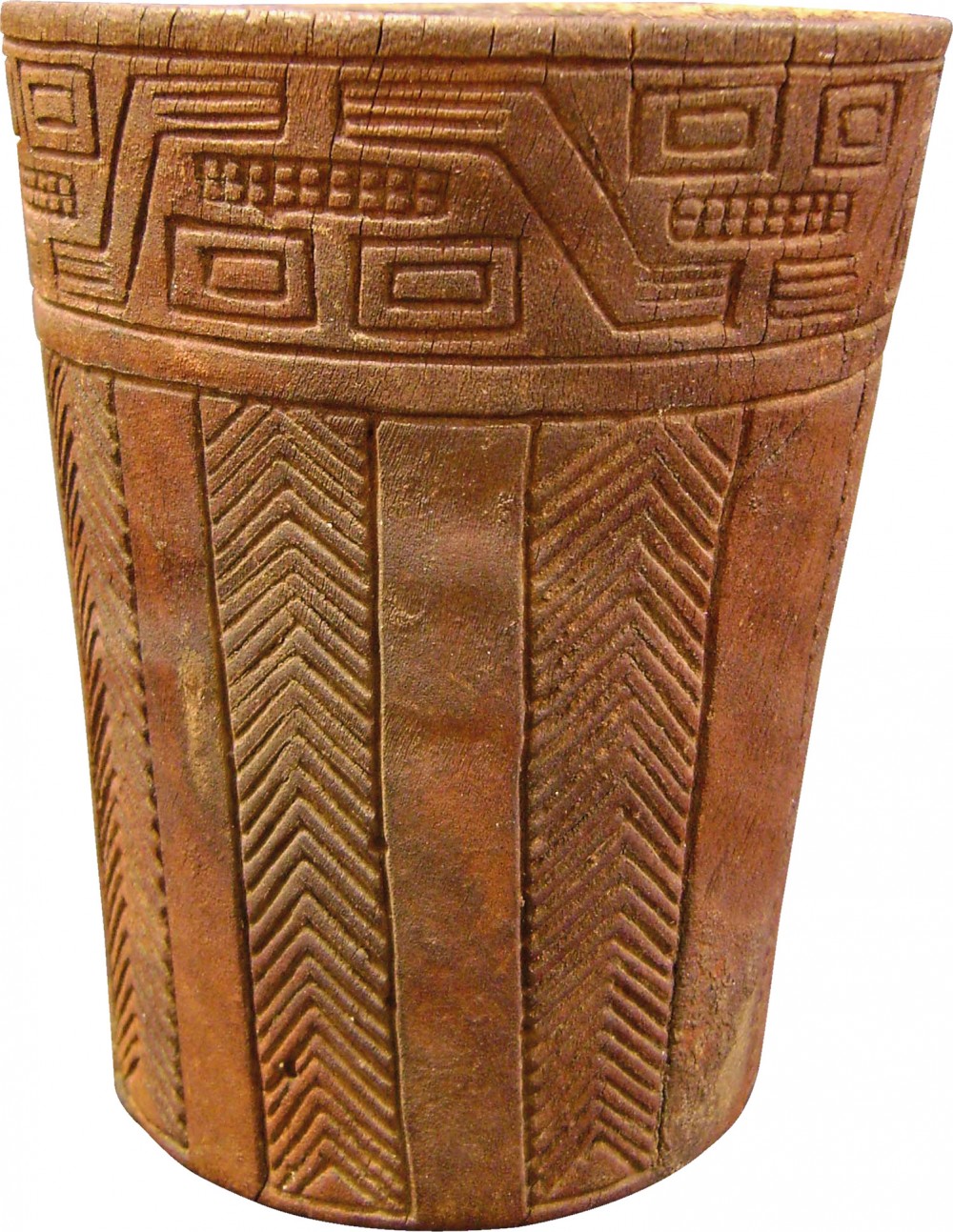 Toqapu ‘llave’. Vaso quero de madera. Inka (Arica), norte de Chile, 1400-1532 d.C. Colección Museo Chileno de Arte Precolombino, 3693 (117 x 97 mm).
