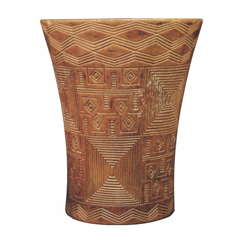 Toqapu tampu toqo. Cuadrado concéntrico que representa el origen de los inkas. Vaso quero de madera. Imperio Inka (Arica), norte de Chile, 1400-1532 d.C. Colección Museo Chileno de Arte Precolombino/DSCY 1802 (170 x 135 mm).