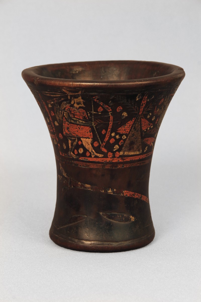 Modo Escena. Inka enfrentando a un guerrero de la selva (Anti). Vaso-quero de madera. Colonial, Perú Siglos XVI-XVIII. Colección Museo Colchagua, PE-MCOL 08 (180 x 120 mm).